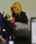 Риз Уизерспун (Reese Witherspoon) Departs out of JFK airport in NY,29.10.2014 (21xHQ) 843cf9364179892