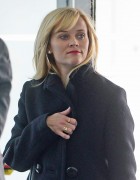 Риз Уизерспун (Reese Witherspoon) Departs out of JFK airport in NY,29.10.2014 (21xHQ) 94e55b364179896