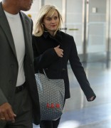 Риз Уизерспун (Reese Witherspoon) Departs out of JFK airport in NY,29.10.2014 (21xHQ) Bf9b7b364179843
