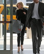 Риз Уизерспун (Reese Witherspoon) Departs out of JFK airport in NY,29.10.2014 (21xHQ) C36fc5364179852