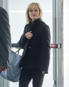 Риз Уизерспун (Reese Witherspoon) Departs out of JFK airport in NY,29.10.2014 (21xHQ) Fa42d0364179857
