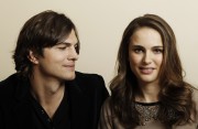 Натали Портман и Эштон Кутчер (Natalie Portman, Ashton Kutcher) фотограф Matt Sayles (2011-01-07) (8xHQ) B5d334366243491