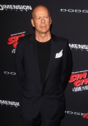 Брюс Уиллис (Bruce Willis) Sin City A Dame to Kill For Premiere, TCL Chinese Theater, 2014 - 70xHQ Ca9c4d381275037