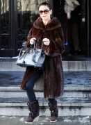 Кэтрин Зета-Джонс (Catherine Zeta-Jones) на улице в коричневой шубе (6хHQ) De20a2382309865