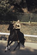 Шэрон Стоун (Sharon Stone) фотосессия на лошади - 3хHQ E89258384785124