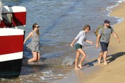 Тейлор Свифт (Taylor Swift) on a boat, Maui, Hawaii, 2015.1.24 (57xHQ) Fd97d9386397818