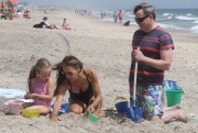 Сара Джессика Паркер (Sarah Jessica Parker) on the beach in Montauk, 17.08.2014 (29xHQ) 3e6141387413349