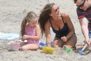 Сара Джессика Паркер (Sarah Jessica Parker) on the beach in Montauk, 17.08.2014 (29xHQ) Fa1711387413299
