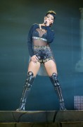 Рианна (Rihanna) performs live at the first Show of her Australian Tour at Perth Arena in Perth, 24.09.2013 (3xHQ) 2e4859390111124