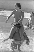Арнольд Шварценеггер (Arnold Schwarzenegger) фото в бассейне - 11xHQ 8f6c18392752898