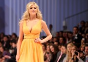 Кейт Аптон (Kate Upton) walking the runway at Liverpool Fashion Fest AW 2012 in Mexico City, 01.03.2012 (48xHQ) 567044393941910