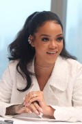 Рианна (Rihanna) Home Press Conference, Mandarin Oriental Hotel, New York City, 3.14.2015 (53xHQ) (4xHQ) 8d50de398648083