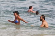 Бритни Спирс (Britney Spears) Wearing a Bikini in Hawaii, 26.03.15 (93xHQ) 035f5a400432910