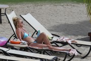 Бритни Спирс (Britney Spears) Wearing a Bikini in Hawaii, 26.03.15 (93xHQ) 27a823400432867