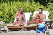 Бритни Спирс (Britney Spears) Wearing a Bikini in Hawaii, 26.03.15 (93xHQ) 28a225400432807