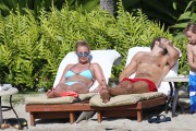 Бритни Спирс (Britney Spears) Wearing a Bikini in Hawaii, 26.03.15 (93xHQ) 35f9bb400432851