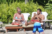 Бритни Спирс (Britney Spears) Wearing a Bikini in Hawaii, 26.03.15 (93xHQ) 361317400432758