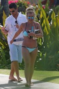 Бритни Спирс (Britney Spears) Wearing a Bikini in Hawaii, 26.03.15 (93xHQ) 4f6f88400432783