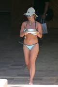 Бритни Спирс (Britney Spears) Wearing a Bikini in Hawaii, 26.03.15 (93xHQ) 79eff1400432404
