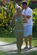 Бритни Спирс (Britney Spears) Wearing a Bikini in Hawaii, 26.03.15 (93xHQ) 85fe01400432822