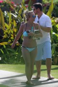 Бритни Спирс (Britney Spears) Wearing a Bikini in Hawaii, 26.03.15 (93xHQ) 8a06ee400432692