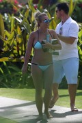 Бритни Спирс (Britney Spears) Wearing a Bikini in Hawaii, 26.03.15 (93xHQ) 9b34d4400432718