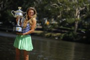Виктория Азаренко (Victoria Azarenka) Australian Open Champion Photocall (Melbourne, 29.01.2012) (60xHQ) Bc277b519770332